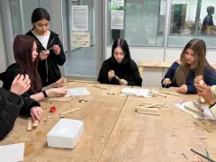 Schülergruppe im Arbeitslehreunterricht