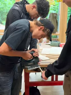 Schüler im Arbeitslehreunterricht